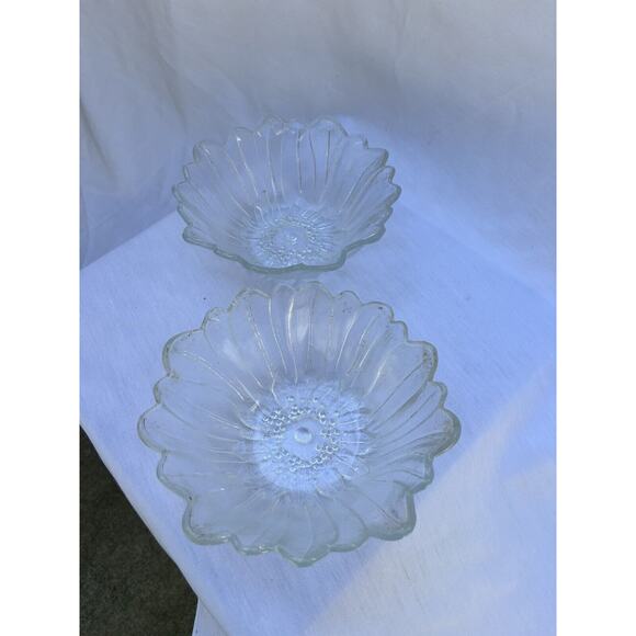 Vintage Indiana Glass Wild Rose Serving bowl - clear pressed glass - Set Of 2 - Picture 5 of 8